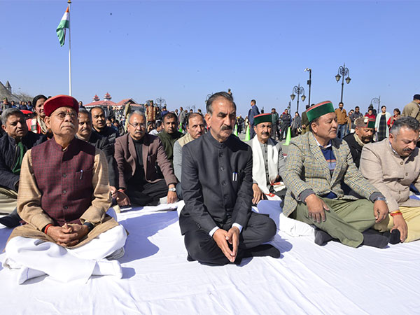 Governor Shiv Pratap Shukla and CM Sukhvinder Singh pay tribute to Mahatma Gandhi on his death anniversary(Photo/ANI)