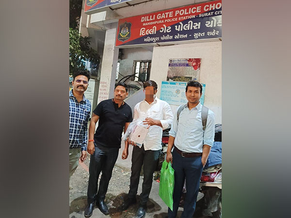 Special Task Force (STF) of Uttarakhand STF with arrested hawala operator(Photo/ANI)