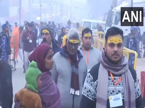 Devotees throng Ram Temple in Ayodhya, braving morning cold (Photo/ANI)