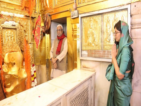 AAP leader Swati Maliwal offers prayers at Hanuman Temple (Photo/ANI)