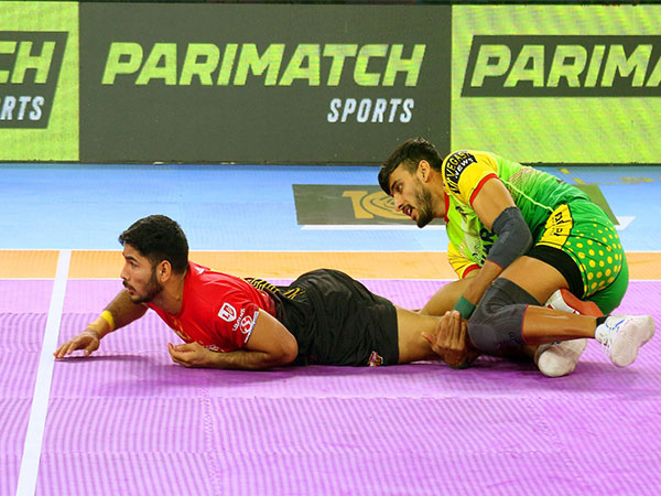 Patna Pirates and Bengaluru Bulls players in action (Photo: PKL)