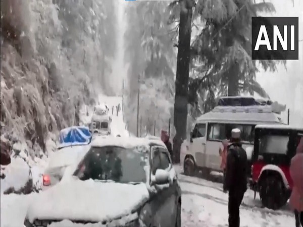 Traffic movement affected in Manikaran valley as the area receives heavy snowfall (Photo/ANI) 