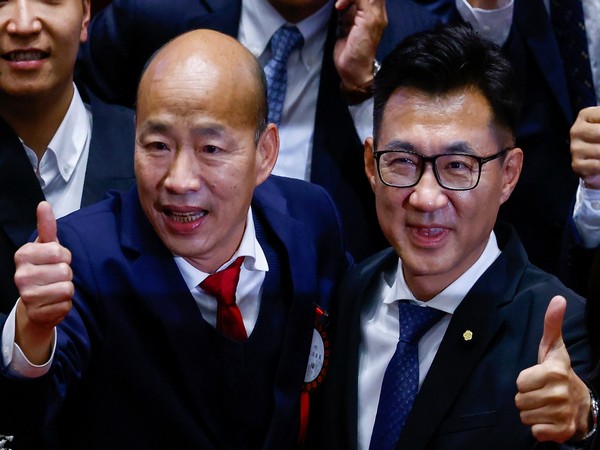 Han Kuo-yu and Johnny Chiang pose for photos after becoming a parliament speaker and deputy speaker at parliament in Taipei (Photo/Reuters)
