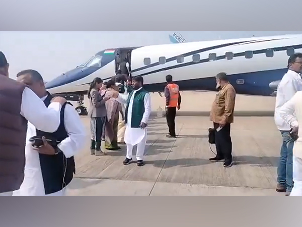 JMM-Congress legislators leave for Hyderabad (Photo/ANI)