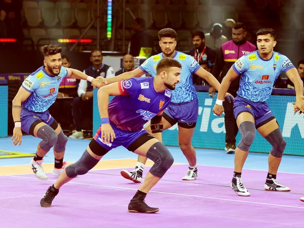 Dabang Delhi and Bengal Warriors players in action (Photo: PKL)