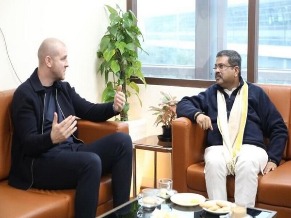 Dharmendra Pradhan (right) (Photo: AIFF)