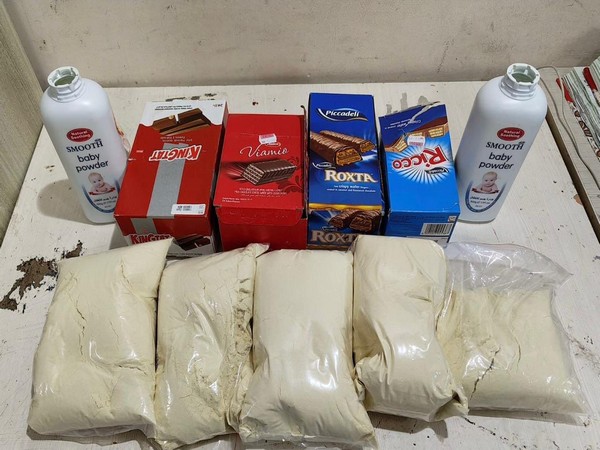 Seized gold dust and jewellery (Pic credit: Mumbai Airport Customs)