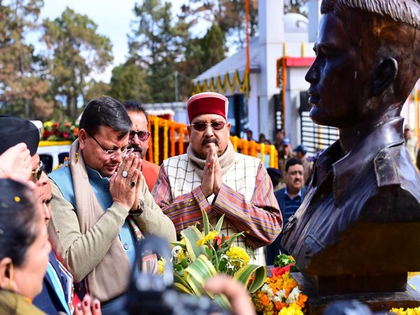CM Pushkar Singh Dhami offers prayers at the statue of Shaheed Jaswant Singh Rawat in Pauri Garhwal on Saturday. (Photo/ANI)