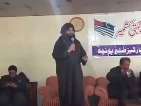 Man threatens people over protests on February 5 (Photo/X @QaisarJaved)