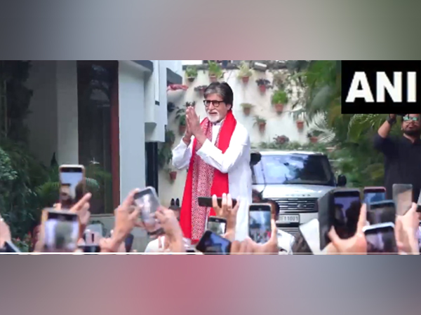 Amitabh Bachchan meets fans (Image Source: ANI)