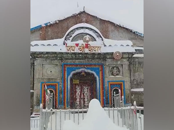 Kedarnath Dham witnesses heavy snowfall in Rudraprayag district (Image/ANI)