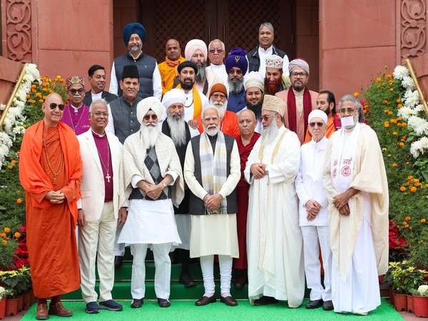 PM Modi with religious leaders (Photo:X/@narendramodi)