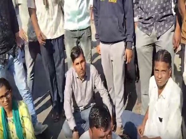 Students and their parents protest in Madhya Pradesh's Dhar district (Photo/ANI)