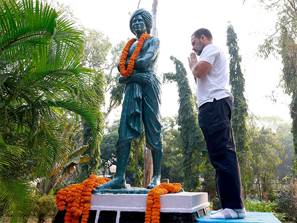 Rahul Gandhi pays tributes to tribal leader Birsa Munda (Photo/@Jairam_Ramesh)