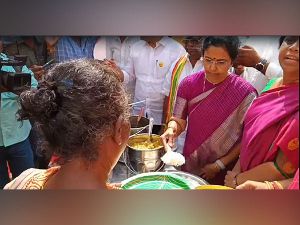 TDP chief's wife Bhuvaneswari inaugurates Anna Canteen in Guntur (Image/ANI)