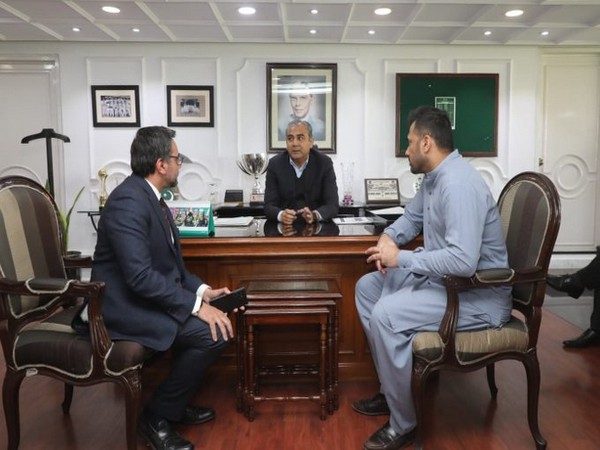 Syed Mohsin Raza Naqvi (in middle) (Photo: Pakistan Cricket/ X)
