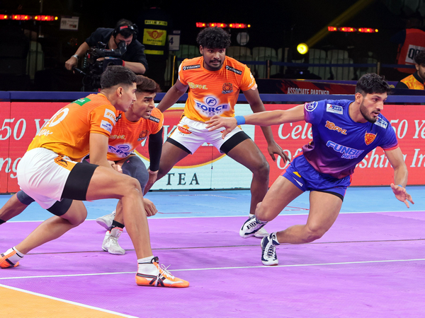 Puneri Paltan in action against Dabang Delhi during Pro Kabaddi League (Image: PKL)