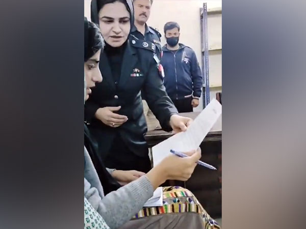 Viral video of Pakistan police forcing relatives victims of enforced disappearances (Photo/X @BaluchistanTime)