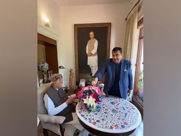 Union Minister of Road Transport and Highways, Nitin Gadkari called on veteran BJP leader Lal Krishna Advani (Photo/Twitter: Nitin Gadkari)