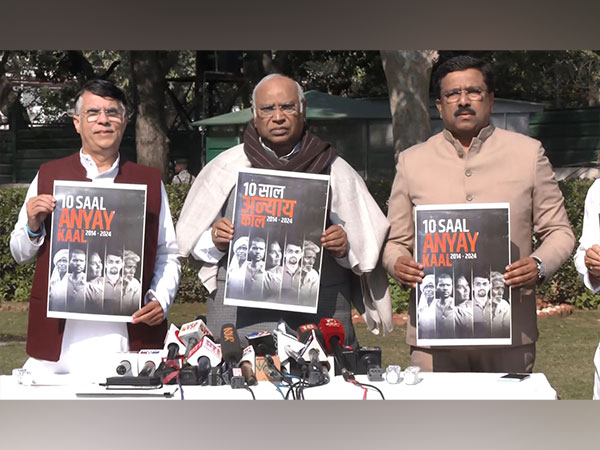 Congress president Mallikarjun Kharge (Centre) (Photo/ANI)