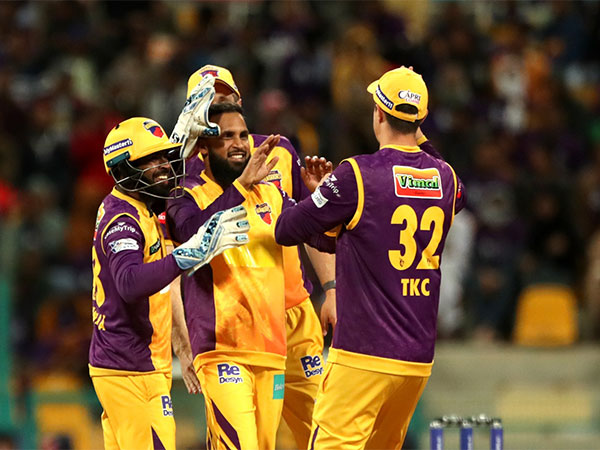 Adil Rashid celebrating with players (Photo: Sharjah Warriors)