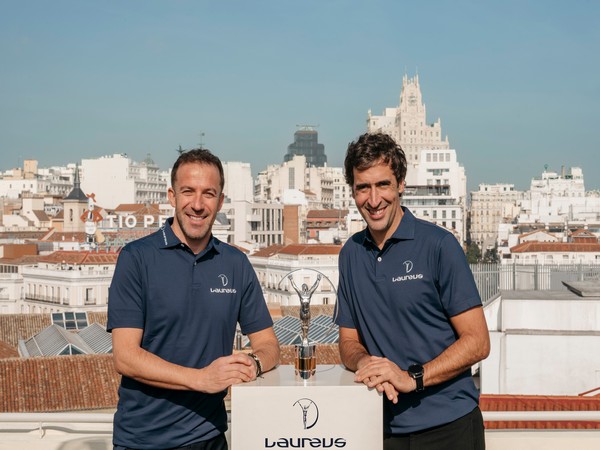 Italian football Alessandro Del Piero and Spanish football legend Raul Gonzalez with Laureus World Sports Awards trophy (Image: Laureus Sports)