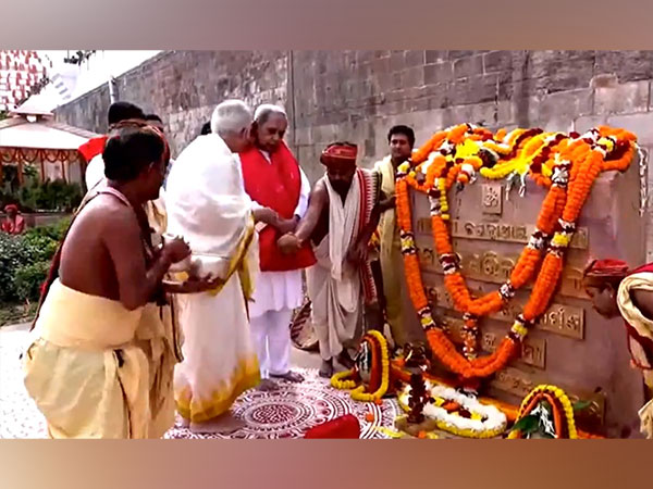 Naveen Patnaik and the erstwhile king of Puri inaugurate the Shreemandir Parikrama (File Photo/ANI)