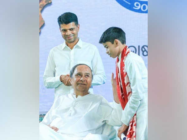 VK Pandian with Naveen Patnaik (File Photo/X @VKPandian0)