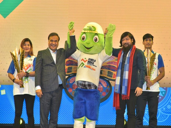 Himanta Biswa Sarma and Nisith Pramanik with the mascot. (Picture: Khelo India)