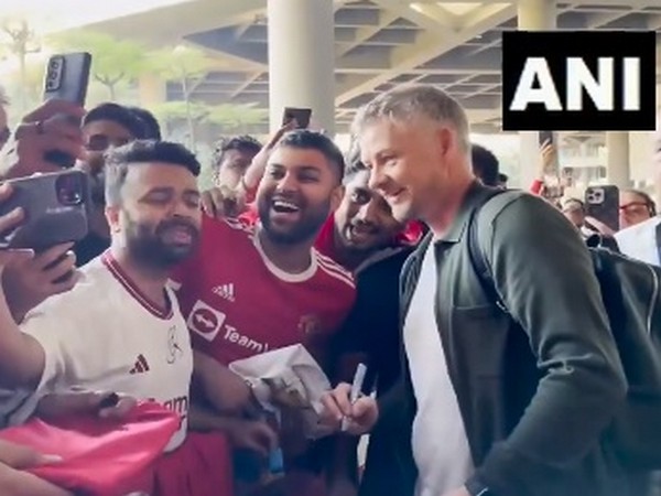 Ole Gunnar Solskjaer with fans at Mumbai Airport. (Picture: ANI)