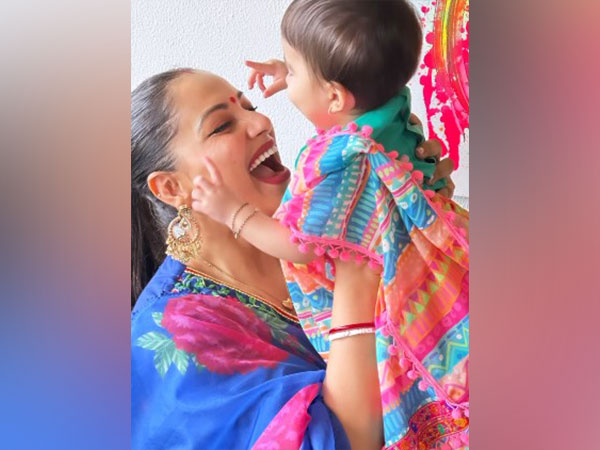 Bipasha Basu with daughter (Image source: Instagram)