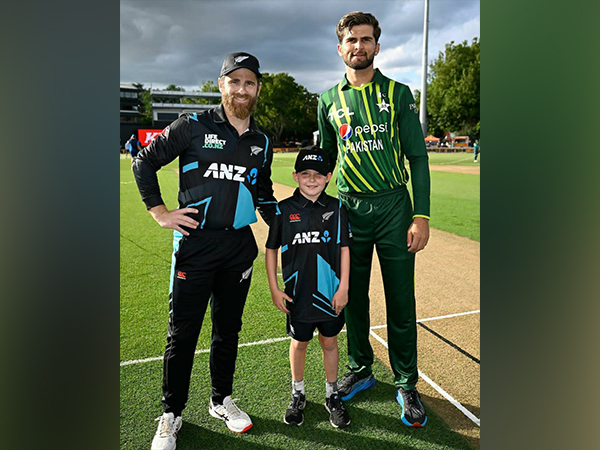 Will with Kane Williamson and Shaheen Afridi. (Photo- Blackcaps Twitter)