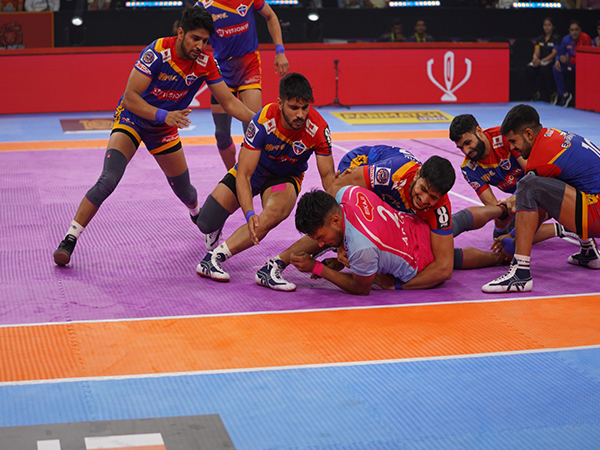 UP Yoddhas in action against Jaipur Pink Panthers during Pro Kabaddi League (Image: PKL)