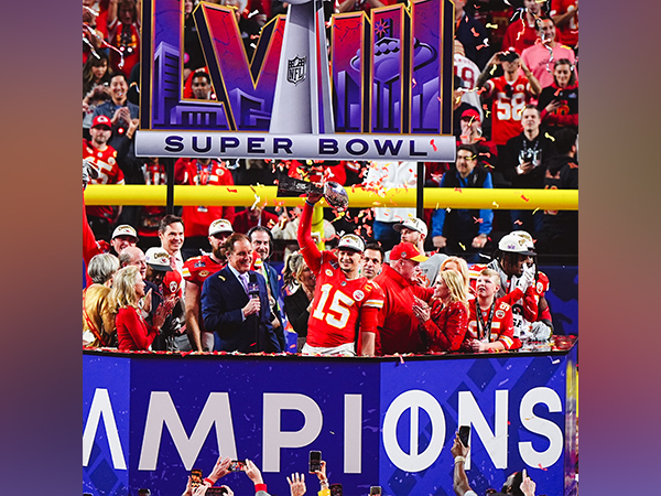 Kansas City Chiefs celebrating with the trophy. (Photo- Kansas City Chiefs Twitter)