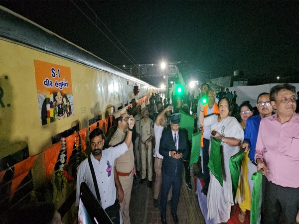 Ayodhya-bound Aastha Special Train flagged off from Surat (Photo credit/X@PIBAhmedabad)