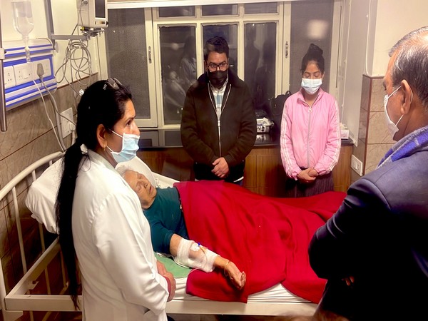 Himachal CM Sukhvinder Singh Sukhu visits ailing Congress leader Vidya Stokes (Photo/ANI) 