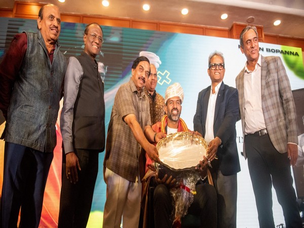 KSLTA officials honouring Rohan Bopanna. (Picture: KSLTA)