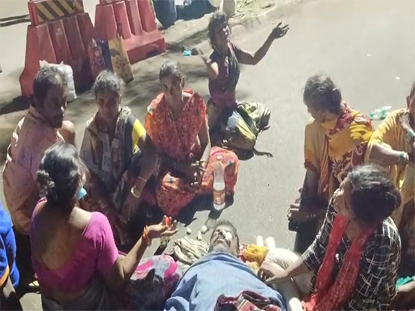 Villagers stage protest with a dead body (Photo/ANI)