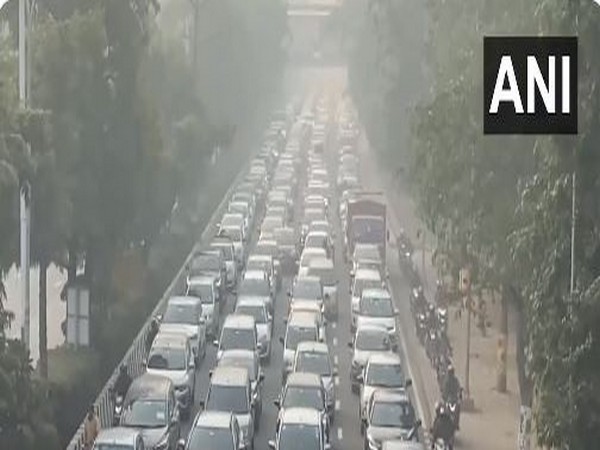 Traffic snarl at Delhi-Noida Chilla border as farmers are set to protest today