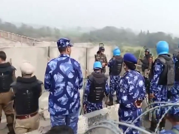 Police Personnel block roads in Kurukshetra (Photo/ANI)