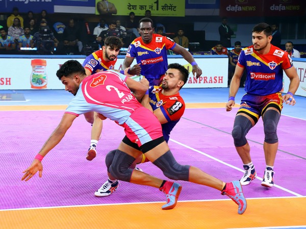 Jaipur Pink Panthers in action against UP Yoddhas during Pro Kabaddi League (Image: PKL)
