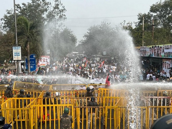 Police using water canons to disperse crowd (Photo/ANI)