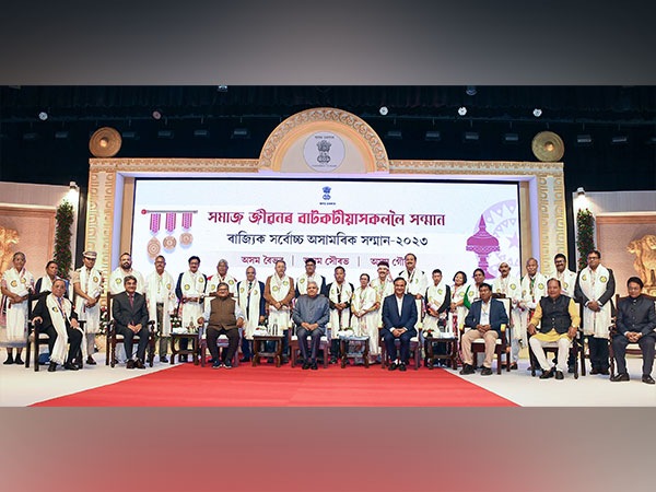 Vice President with Assam civilian awards recipient (Photo/ANI) 