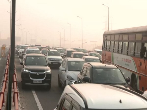 Long traffic jams hit the Delhi-Ghaziabad border (Photo/ANI)