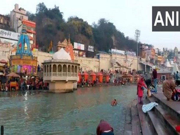 Devotees take holy dip in Ganga on Basant Panchami  