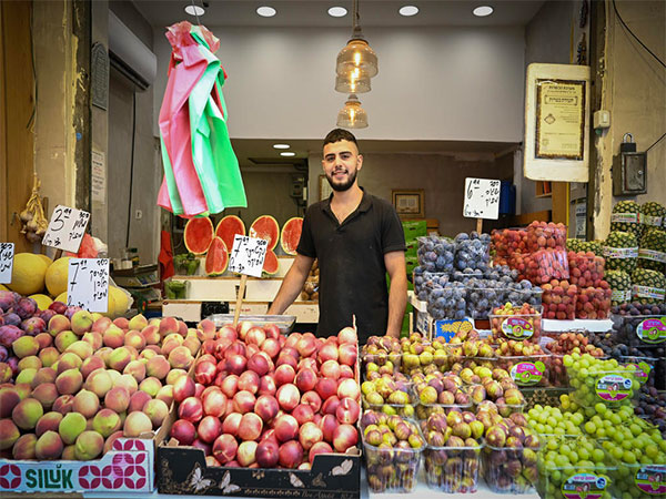 A fruit vendor at Jerusalem's Mahane Yehuda market (Photo/TPS)