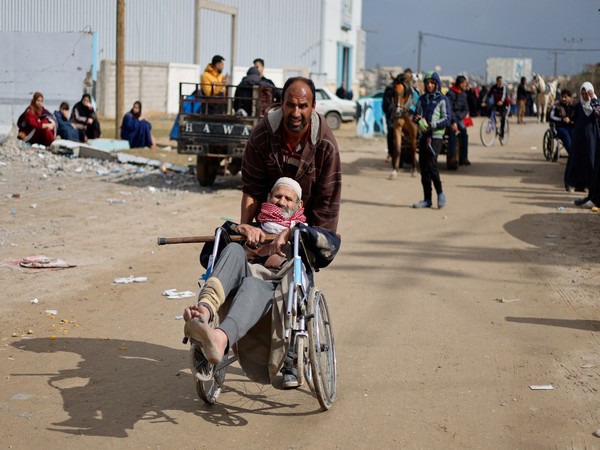 Palestinians arrive at Rafah after being evacuated from Nasser hospital (Photo/Reuters)