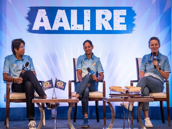 Jhulan Goswami, Harmanpreet Kaur and Charlotte Edwards (Photo: Mumbai Indians)