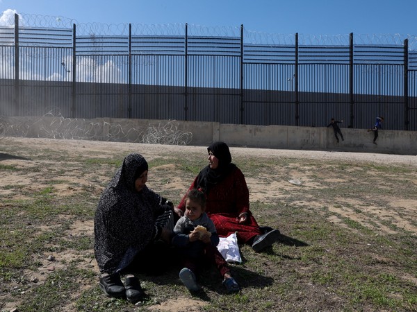 Displaced Palestinians who fled their houses due to Israeli strikes take shelter at the border with Egypt (Photo/Reuters)