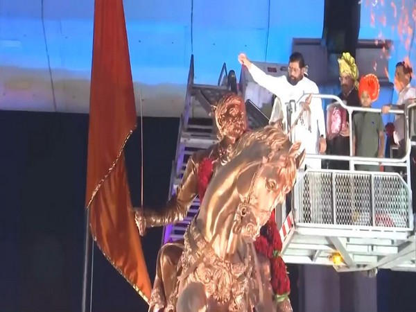 Maharashtra CM offers floral tribute to Chhatrapati Shivaji on his birth anniversary. (Photo/ANI)